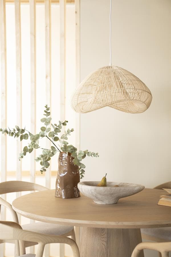Moderne houten eettafel met natuurstenen fruitschaal en groene eucalyptus in vaas, stijlvolle eettafel decoratie, Scandinavische woonstijl, lichte en natuurlijke interieurstijl.