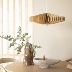 Lichtgewicht houten hanglamp boven eettafel, modern Scandinavisch interieur met natuurlijke materialen.