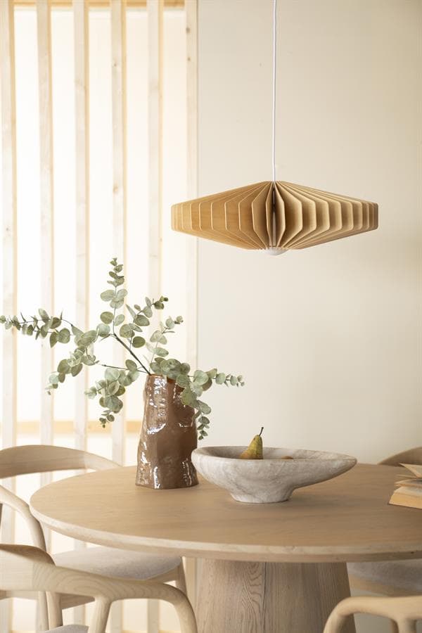 Lichtgewicht houten hanglamp boven eettafel, modern Scandinavisch interieur met natuurlijke materialen.