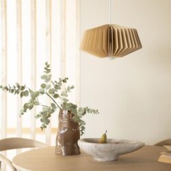 Elegante houten hanglamp met papierdesign, rustieke vaas met eucalyptus en moderne fruitschaal op een Scandinavische eettafel, perfect voor een stijlvolle en natuurlijke interieurstijl.