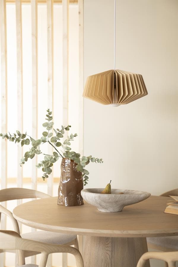 Elegante houten hanglamp met papierdesign, rustieke vaas met eucalyptus en moderne fruitschaal op een Scandinavische eettafel, perfect voor een stijlvolle en natuurlijke interieurstijl.