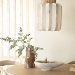 Rustieke houten hanglamp boven eettafel met natuurlijke uitstraling, passend bij modern minimalistische interieurstijl.