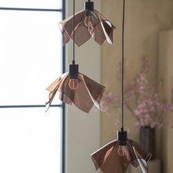 Elegante hanglamp met roestkleurige glazen bloemen design, geschikt voor modern interieur, ideaal voor woonkamer of eetkamer, creëert sfeervol licht en stijlvolle ambiance.