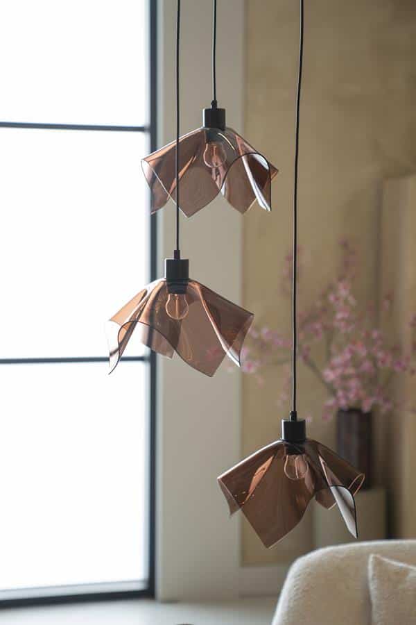 Elegante hanglamp met roestkleurige glazen bloemen design, geschikt voor modern interieur, ideaal voor woonkamer of eetkamer, creëert sfeervol licht en stijlvolle ambiance.