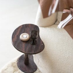 Marmeren bijzettafel met vaas en glazen, modern interieur, sfeervolle woonkamer decor, elegante woonaccessoires, luxe meubelstuk, stijlvolle design, Mokana meubels, comfortabele zithoek, interieur inspiratie, hoogwaardig afwerking.