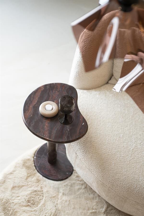 Marmeren bijzettafel met vaas en glazen, modern interieur, sfeervolle woonkamer decor, elegante woonaccessoires, luxe meubelstuk, stijlvolle design, Mokana meubels, comfortabele zithoek, interieur inspiratie, hoogwaardig afwerking.