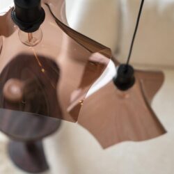 Glas-instructureerde hanglamp met koperkleurige afwerking, modern design, sfeerlicht voor woonkamer of eetkamer, stijlvolle en functionele woningverlichting van Mokana Meubelen.