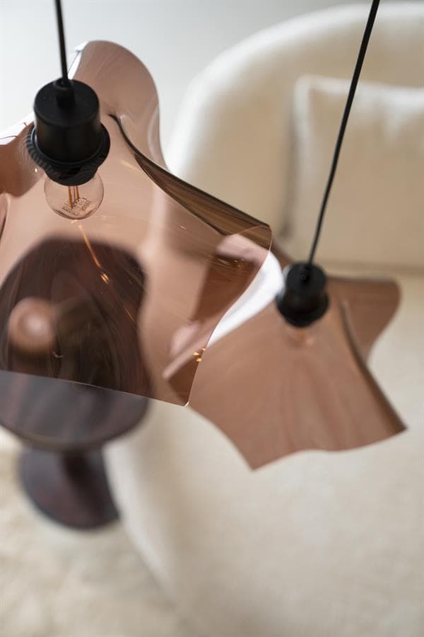 Glas-instructureerde hanglamp met koperkleurige afwerking, modern design, sfeerlicht voor woonkamer of eetkamer, stijlvolle en functionele woningverlichting van Mokana Meubelen.