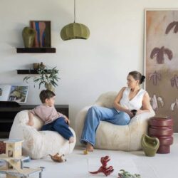 Zachte, comfortabele zandkleurige fauteuils in een modern woonkamer met speelse kleurtjes, perfect voor een gezellige gezinsspelletjes en ontspanning.