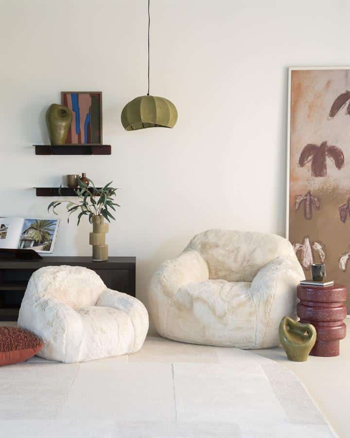 Gebruiken van natuurlijke en comfortabele Mokana meubelen in een modern woonkamer interieur.