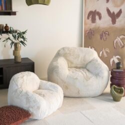 Vintage fluwelen fauteuil met zachte, pluizige bekleding voor een gezellige en luxe uitstraling.