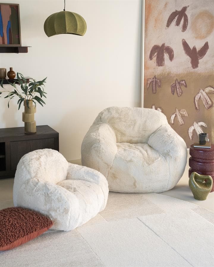 Vintage fluwelen fauteuil met zachte, pluizige bekleding voor een gezellige en luxe uitstraling.