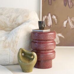 Uniek keramiek tuinbeeld en bijzettafel van Mokana Meubelen met rustieke uitstraling, perfect voor sfeervolle interieur- en tuinaccessoires.