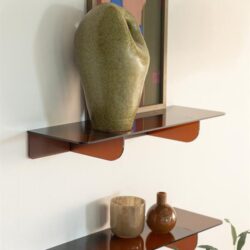 Unieke muurplanken van Mokana meubelen met decoratieve vazen en kunstwerk, modern design, perfect voor stijlvolle woonaccessoires, handgemaakt, duurzame materialen.