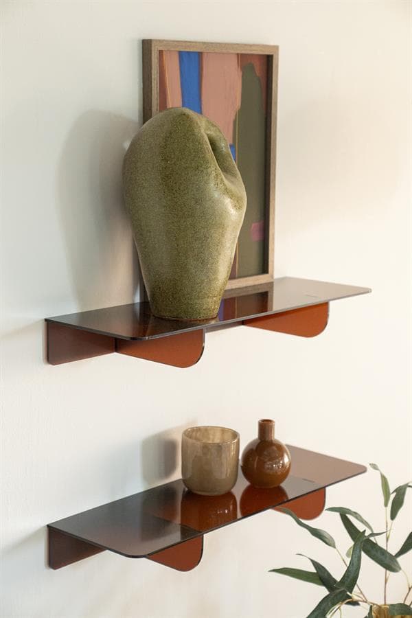 Unieke muurplanken van Mokana meubelen met decoratieve vazen en kunstwerk, modern design, perfect voor stijlvolle woonaccessoires, handgemaakt, duurzame materialen.