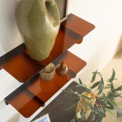 Unieke houten wandplank met decoratieve vazen en kunstwerk voor een moderne woonkamer of hal. Perfect voor het tonen van woonaccessoires en het creëren van een stijlvolle sfeer.
