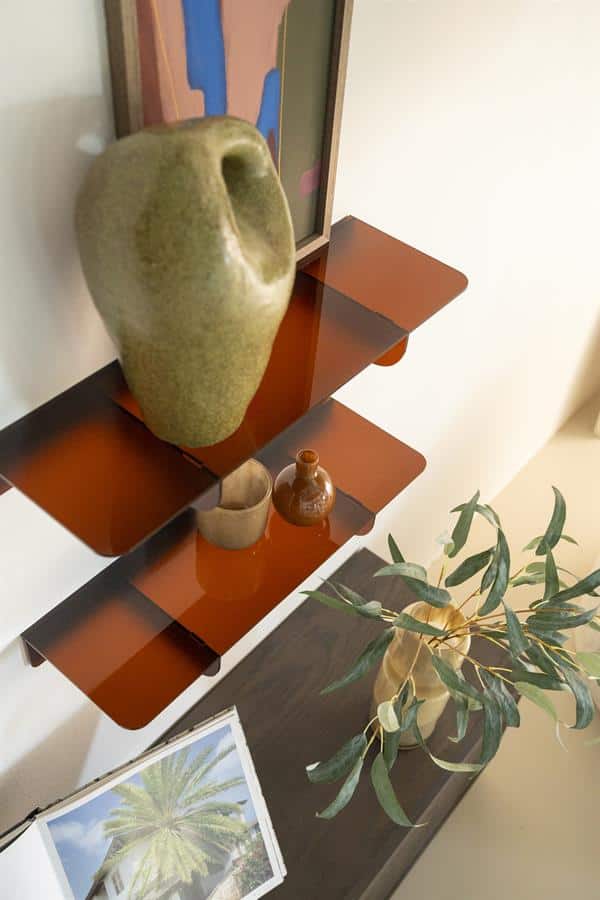 Unieke houten wandplank met decoratieve vazen en kunstwerk voor een moderne woonkamer of hal. Perfect voor het tonen van woonaccessoires en het creëren van een stijlvolle sfeer.