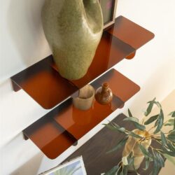 Vazen en decoratieve wandplanken in een modern interieur, high-quality hout en keramiek, perfect voor het stylen van je woonkamer of hal.