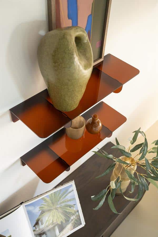 Vazen en decoratieve wandplanken in een modern interieur, high-quality hout en keramiek, perfect voor het stylen van je woonkamer of hal.
