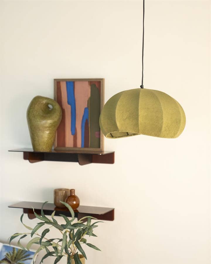 Unieke hanglamp met natuurlijke uitstraling, gecombineerd met decoratieve wandaccessoires en houten planken voor een stijlvolle interieurafwerking.