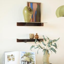 Elegante wanddecoratie met wandplanken, via Mokana Meubelen, inclusief sculpturale vazen en een botanische illustratie, perfect voor moderne interieurs.