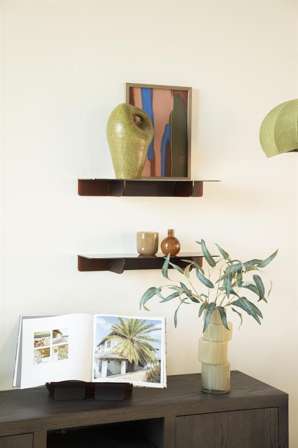 Elegante wanddecoratie met wandplanken, via Mokana Meubelen, inclusief sculpturale vazen en een botanische illustratie, perfect voor moderne interieurs.