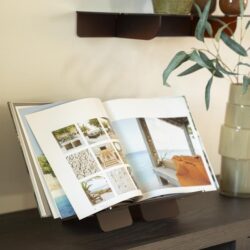 Handgemaakte houten meubel met open boek en sierpotten, modern industrieel interieur, decoratie ideeën voor woonkamer en studie, duurzame meubels van Mokana Meubelen.