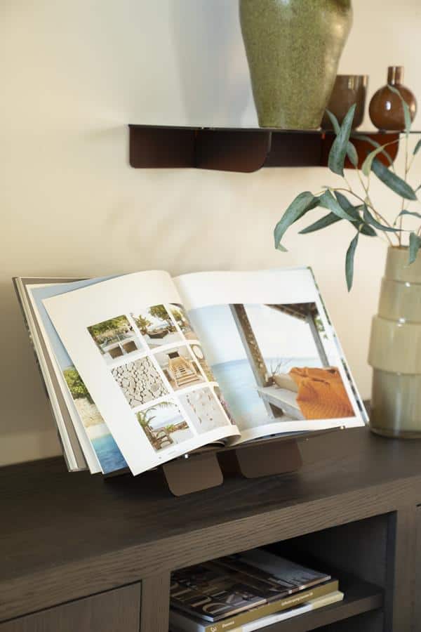 Handgemaakte houten meubel met open boek en sierpotten, modern industrieel interieur, decoratie ideeën voor woonkamer en studie, duurzame meubels van Mokana Meubelen.