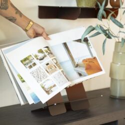 Stijlvolle houten bureau- of meubelstandaard voor het displayen van fotoalbums en bladerboeken, perfect voor modern interieur en thuiswerkomgeving.