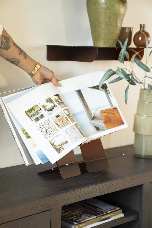 Stijlvolle houten bureau- of meubelstandaard voor het displayen van fotoalbums en bladerboeken, perfect voor modern interieur en thuiswerkomgeving.