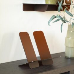 Uitstekende houten tafel met stijlvolle bruin metallic wandspiegel en decoratieve vazen op muur, passend bij Scandinavisch interieur, verkrijgbaar bij Mokana Meubelen voor modern wooncomfort.