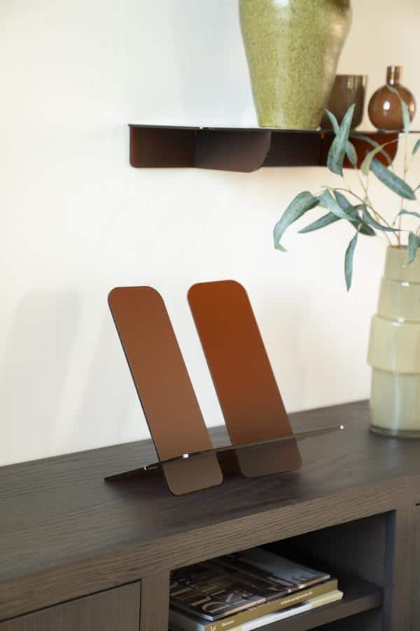 Uitstekende houten tafel met stijlvolle bruin metallic wandspiegel en decoratieve vazen op muur, passend bij Scandinavisch interieur, verkrijgbaar bij Mokana Meubelen voor modern wooncomfort.