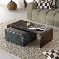 Modern zwart epoxylakende salontafel met een combinatie van materialen, perfect voor stijlvolle interieurs.