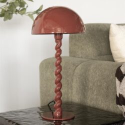 Dekoratieve vaaslamp met gedraaide staaf en halfbolvormige kap in terracotta kleur, perfect voor modern interieur.