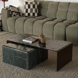 Elegant groene stoffering bank met hoog comfort en unieke details, perfect voor moderne woonkamers.