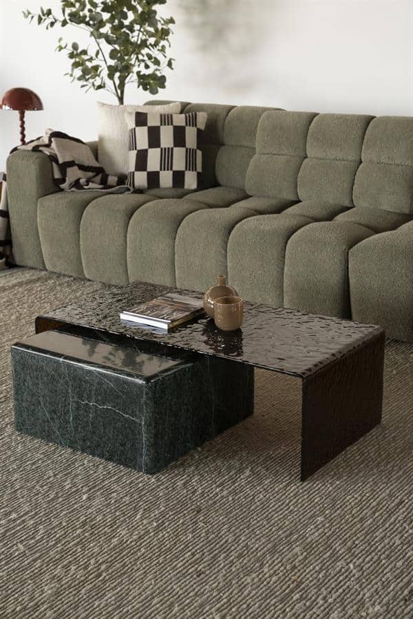 Elegant groene stoffering bank met hoog comfort en unieke details, perfect voor moderne woonkamers.