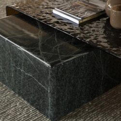 Luxueuze zwarte marmeren salontafel met glanzende afwerking en natuurlijke aders, perfect voor moderne woonkamers. Elegant design en duurzame materialen van Mokana Meubelen.