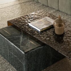 Glanzende zwarte marmeren salontafel met accessoires, moderne interieurdecoratie in woonkamer.