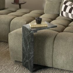 Hoogwaardige houten bank met marmeren blad en unieke accessoires, moderne woonkamer styling.