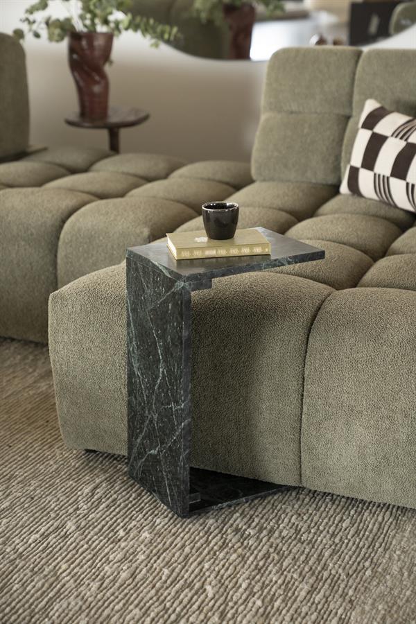 Hoogwaardige houten bank met marmeren blad en unieke accessoires, moderne woonkamer styling.