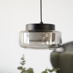 Linghangers hanglamp met zwart metalen plafondbevestiging en glazen kap, modern interieurdecoratie.