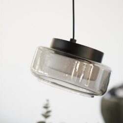 Moderne hanglamp met zwart frame en glazen behuizing, ontworpen voor een strakke interieurstijl. Perfect voor woonkamer of eetkamer bij Mokana Meubelen.