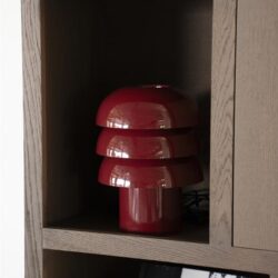 Zwarte keramische lamp op houten kast, moderne interieurverlichting, design meubel, stijlvolle woonaccessoire, Mokana Meubelen collectie.