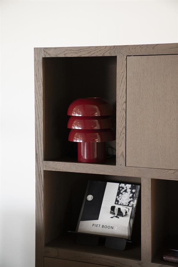 362 - rood designlamp op houten boekenplank, moderne woonkamer accessoires, stijlvolle interieurdecoratie.