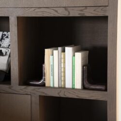 Minimalistische houten boekenkast met boeken en decoratieve items in moderne interior, Mokana Meubelen, hoge kwaliteit houten meubelen, designboeken, stijlvolle opbergruimte, duurzame houten meubels.