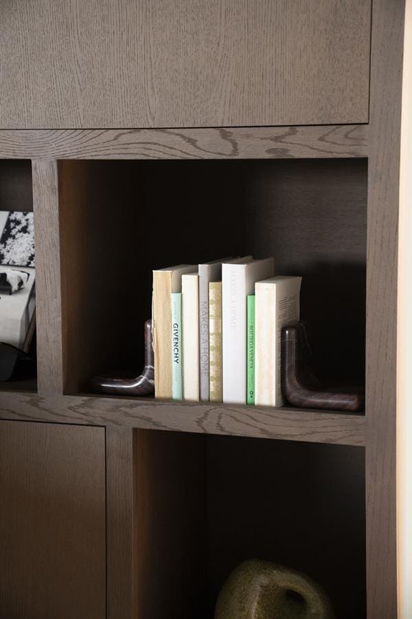 Minimalistische houten boekenkast met boeken en decoratieve items in moderne interior, Mokana Meubelen, hoge kwaliteit houten meubelen, designboeken, stijlvolle opbergruimte, duurzame houten meubels.