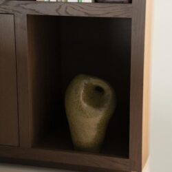 Kantoormeubel met houten afwerking, moderne woonkamer of kantooropstelling, moderne meubels, hoge kwaliteit hout, stijlvolle interieurdecoratie.