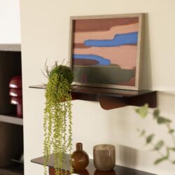 Kunststof wandplanken met decoratieve sieraden en planten, elegant en minimalistisch, perfect voor modern interieur.