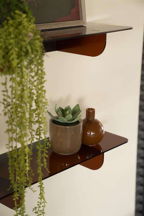 Modern design houten wandplanken met decoratieve keramiekpotten en groene plant, perfect voor een stijlvolle woonkamer of kantoorinterieur.