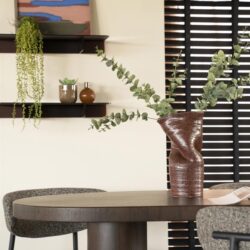 Elegant eettafel met Minimalistische houten tafel en moderne eetkamerstoelen, gekleed met stijlvolle decoratieve vaas en natuurlijke planten, perfect voor een trendy en comfortabele eetruimte.